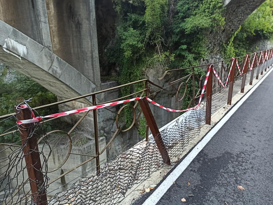 Con un furgone sulla ciclabile ai Ponti di Sedrina: divelte le reti di protezione