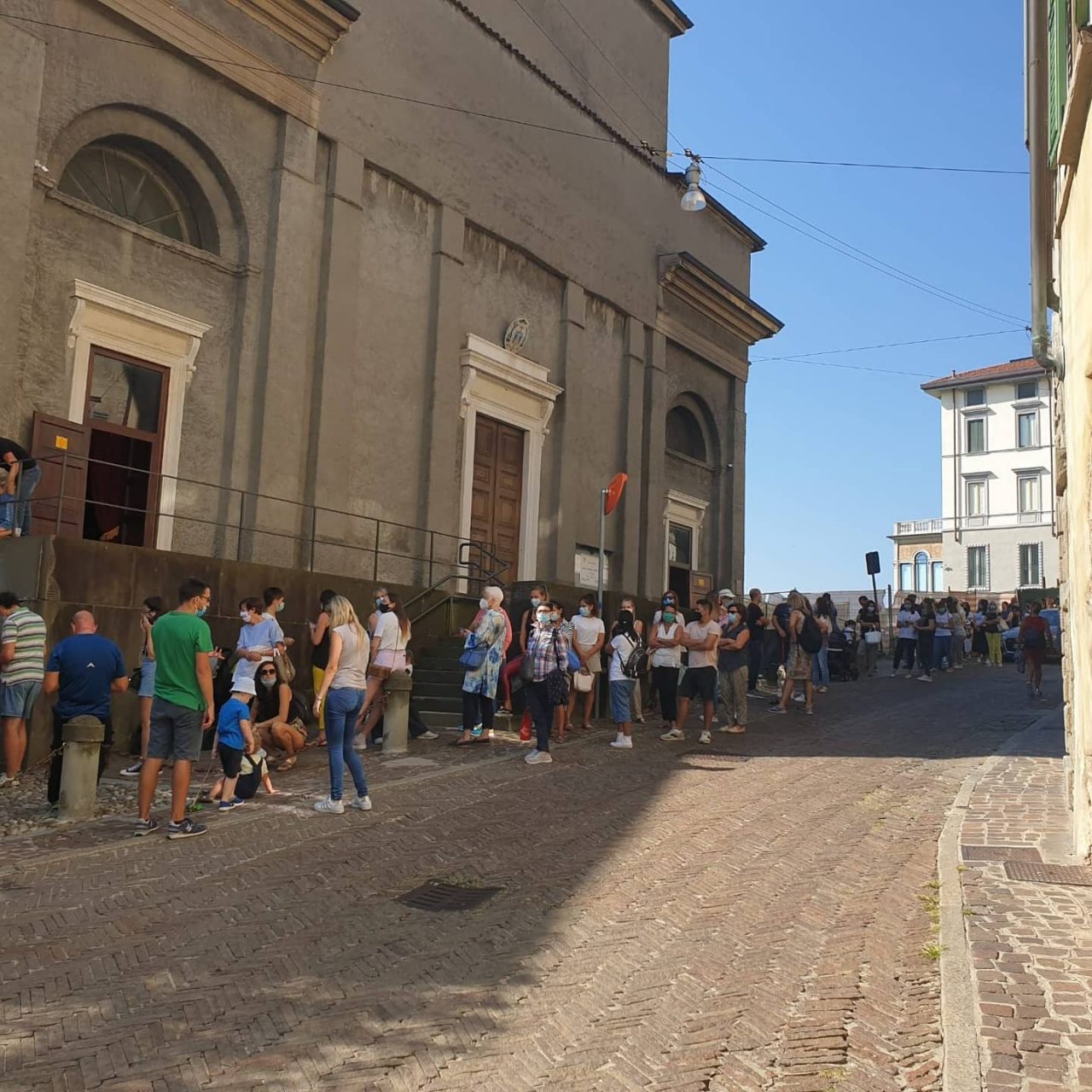 Tutti in fila per il mercatino di Michelle Hunziker