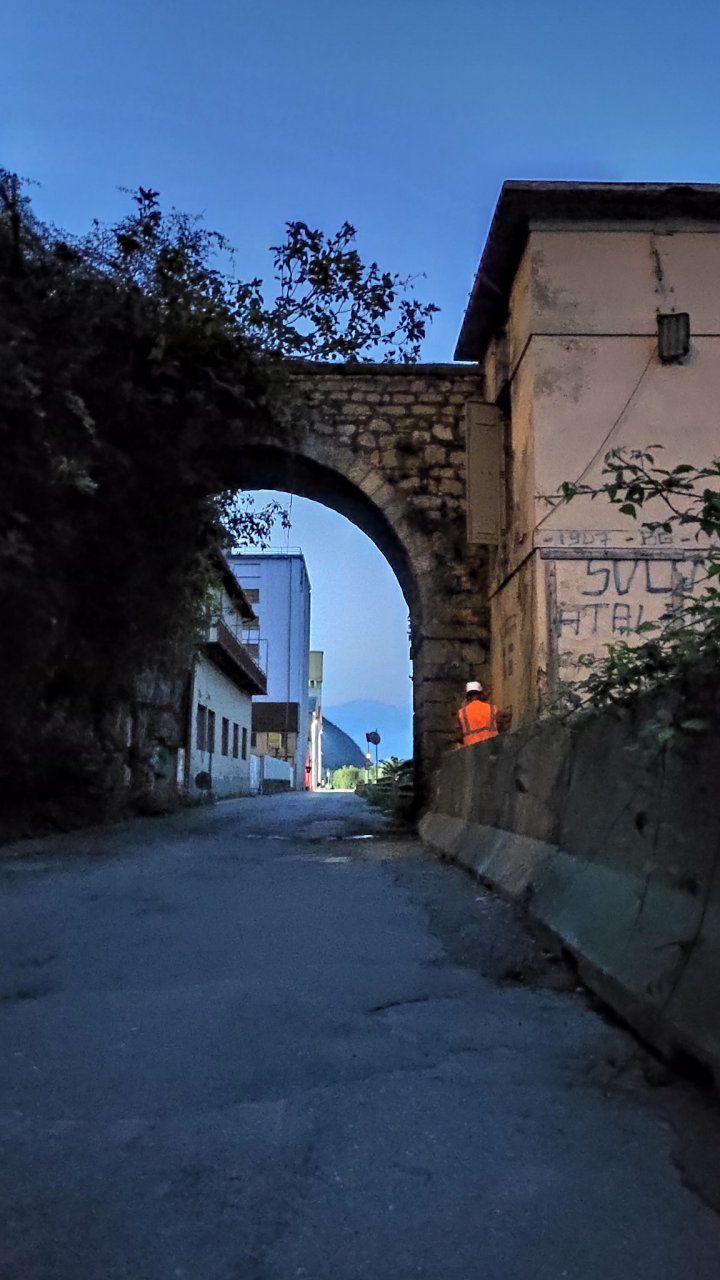 Abbattuti l’arco e la cabina Enel sulla rivierasca