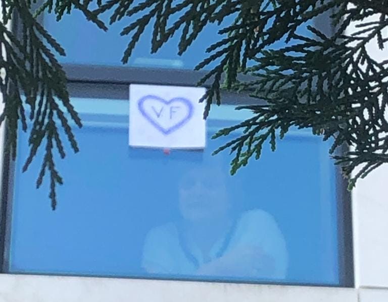 Ricoverata in clinica saluta il marito con un romantico post-it, ma glielo fanno togliere