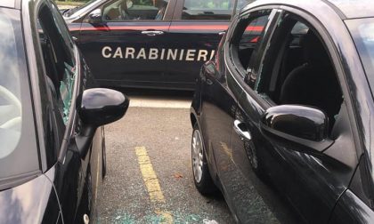 Rompe i finestrini di dieci auto parcheggiate: arrestato a Curno un ladro di 30 anni