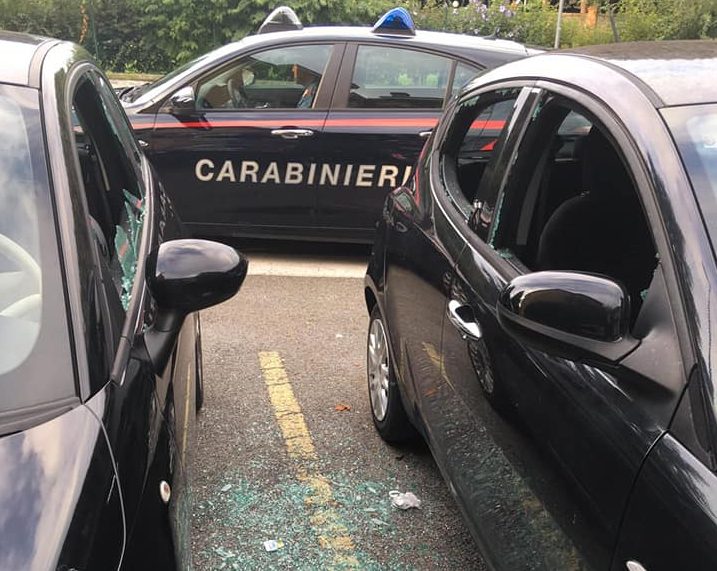 Rompe i finestrini di dieci auto parcheggiate: arrestato a Curno un ladro di 30 anni