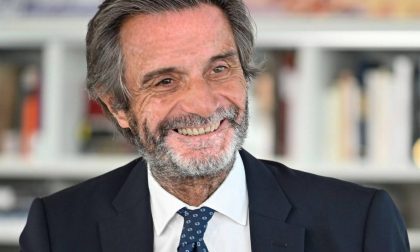 Attilio Fontana incassa la fiducia, tra applausi della maggioranza e contestazioni dei 5 Stelle