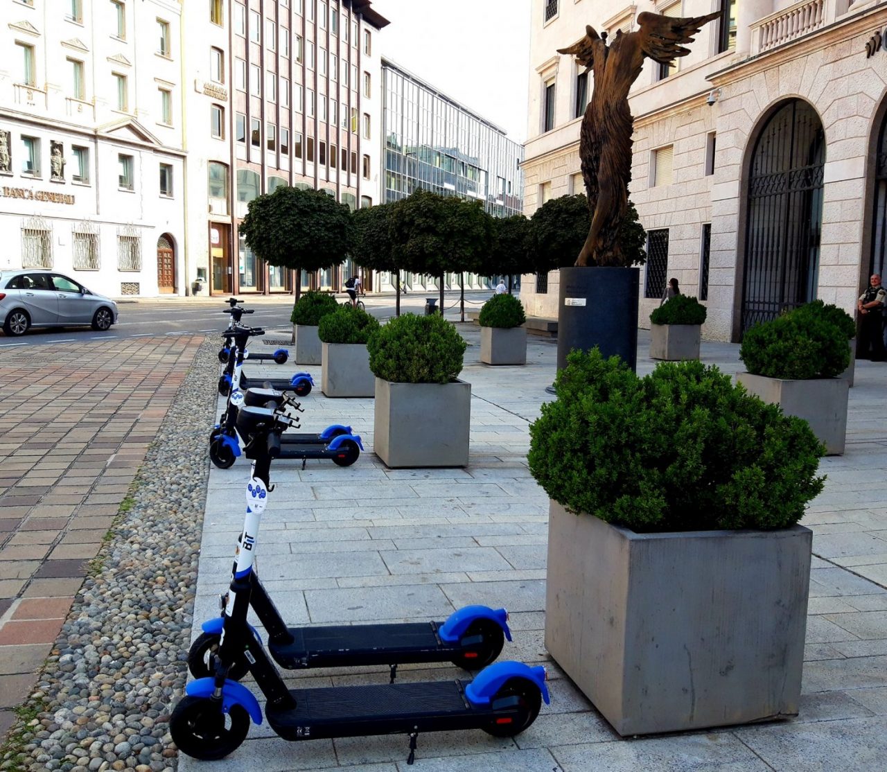 Monopattini parcheggiati davanti al Credito Bergamasco. Piazzoli: «Degrado urbano 2.0»