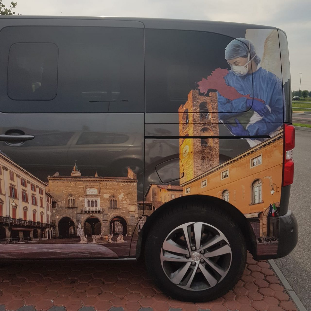 Guarito miracolosamente dal Covid, ora porta Bergamo sempre con sé
