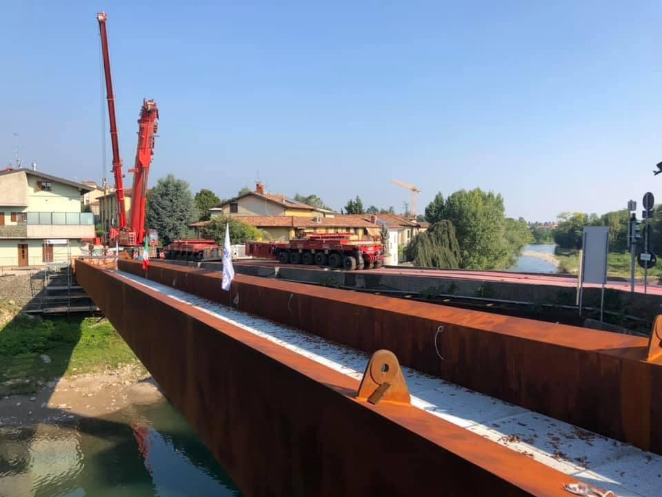 Gorle, posata la passerella in acciaio accanto al ponte dei romani