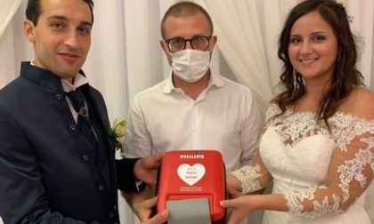 Niente bomboniere agli invitati ma un defibrillatore per la Croce Blu