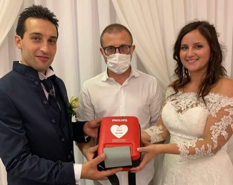 Niente bomboniere agli invitati ma un defibrillatore per la Croce Blu