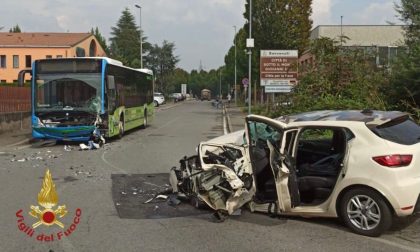 Frontale tra un autobus e un'auto a Sotto il Monte: ferito l’autista, ma non è grave