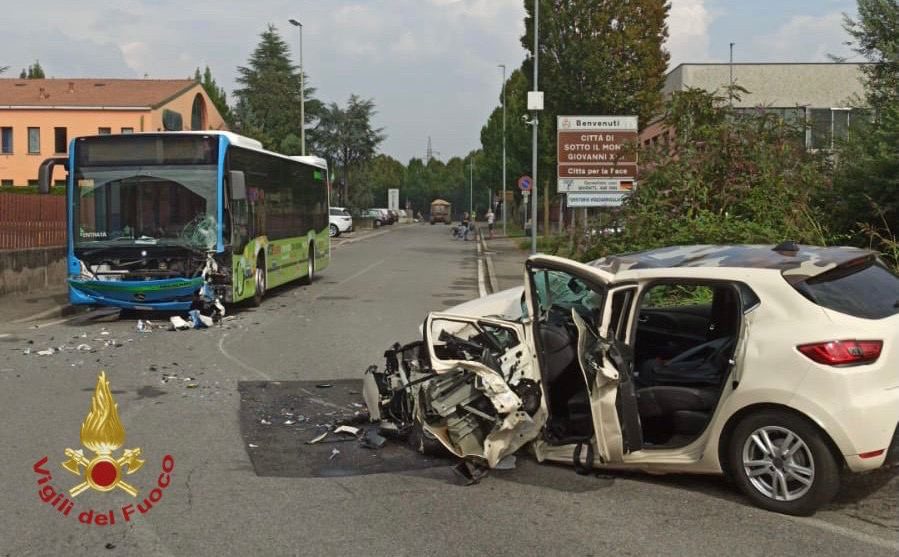 Frontale tra un autobus e un’auto a Sotto il Monte: ferito l’autista, ma non è grave