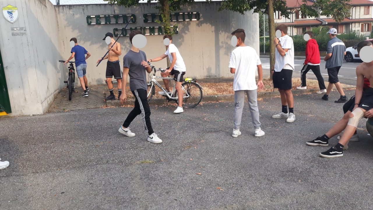 Follia a San Paolo d’Argon: ultras minorenni minacciano gli avversari con i bastoni all’uscita dal campo