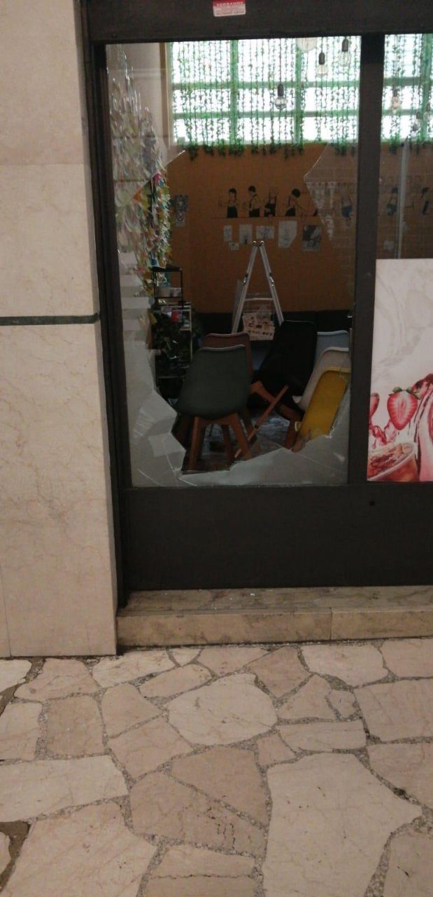 Spaccata nella notte in un bar della Galleria Fanzago: vetrina in pezzi e 800 euro rubati