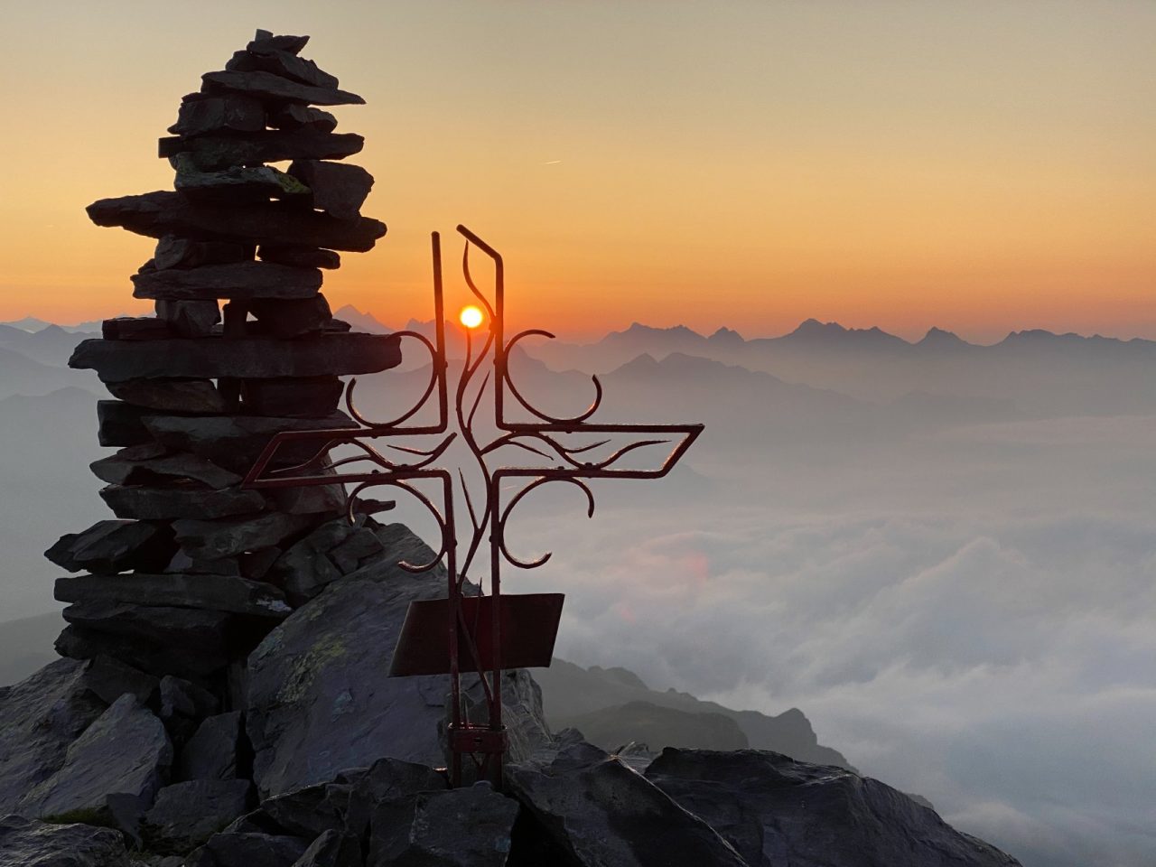 La montagna ribaltata di Maurizio Agazzi: sale di notte e aspetta l’alba