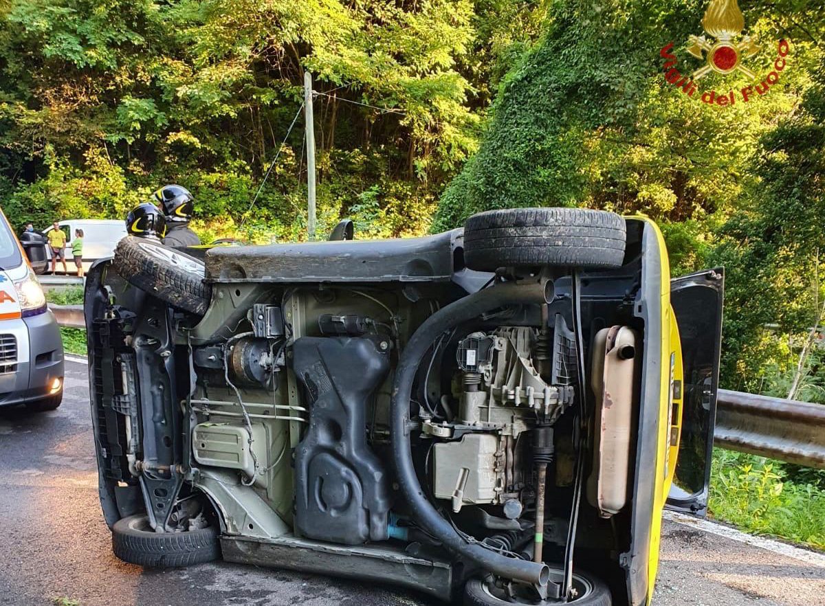 Si ribalta con l’automobile a Orezzo. Illeso il conducente, un uomo di 55 anni
