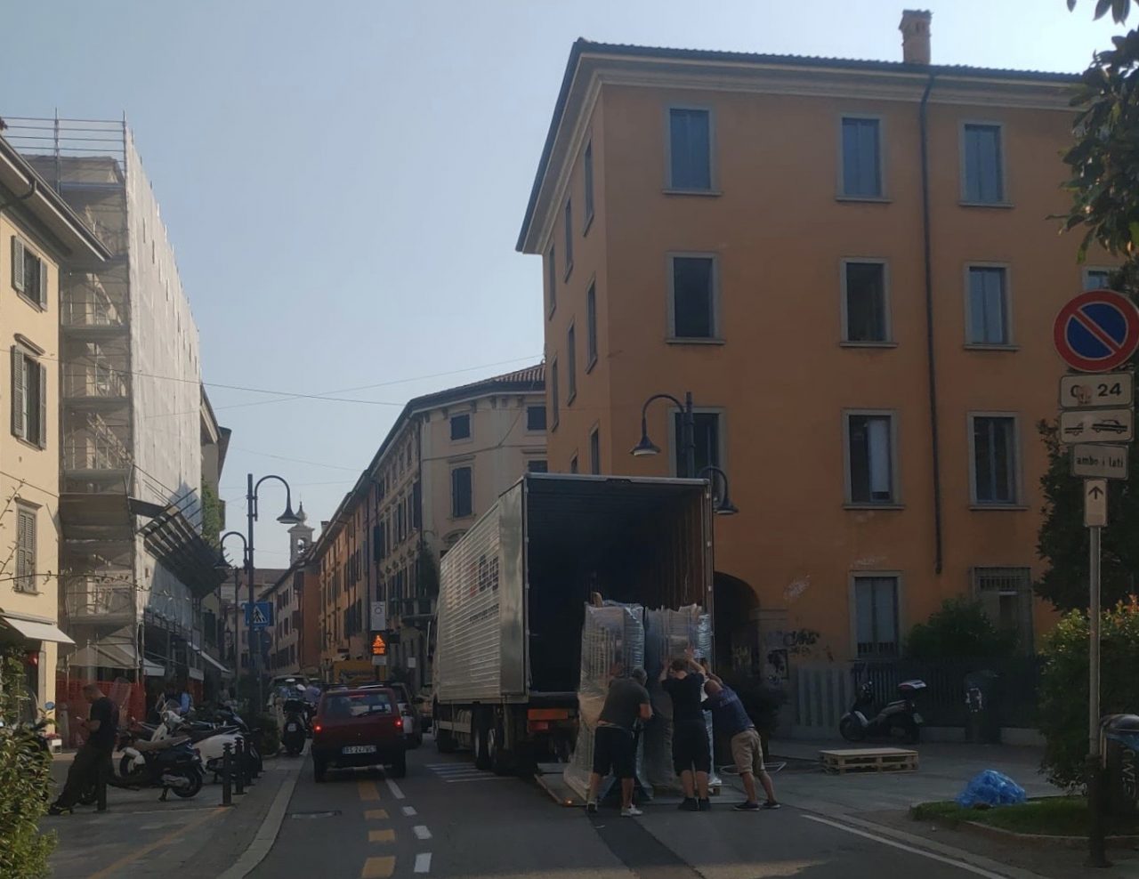 Dopo i ritardi, ecco la consegna dei nuovi banchi al liceo artistico Manzù