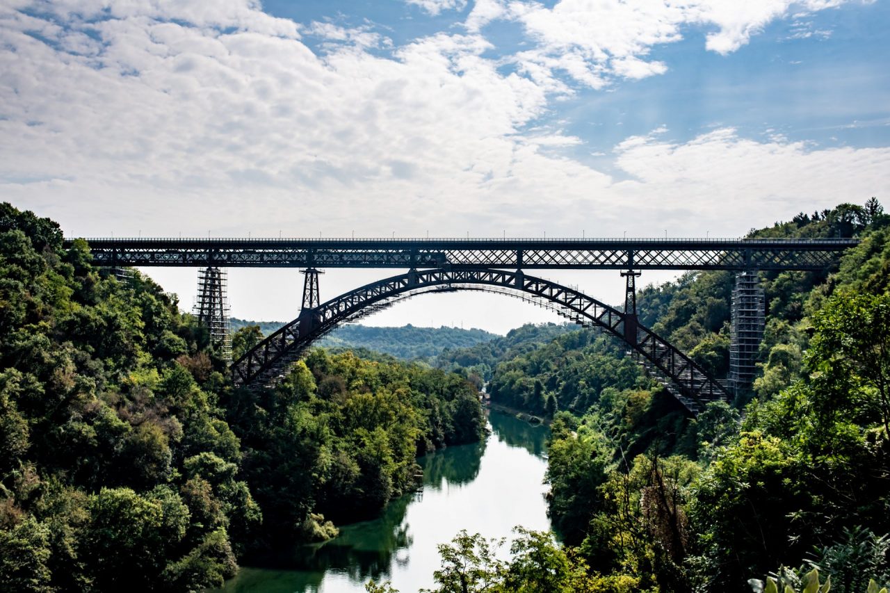Tornano a circolare i treni sul ponte San Michele, due video che mostrano il passaggio
