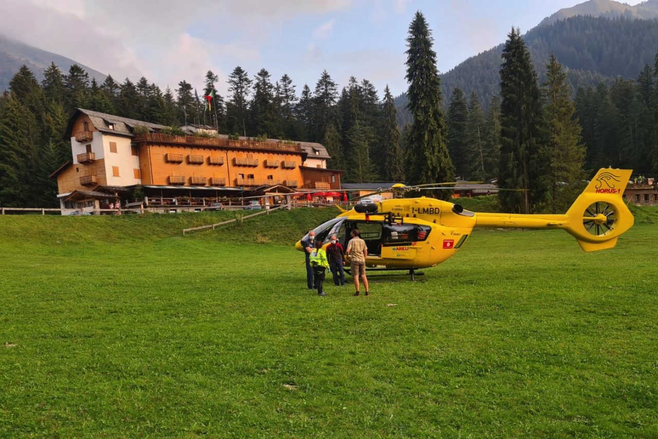Cade per 200 metri di fronte alla moglie: morto 71enne