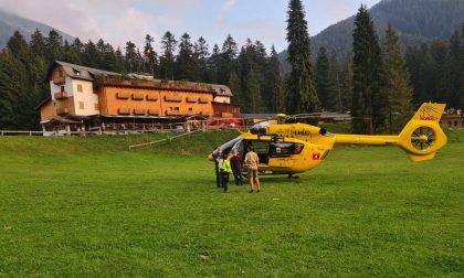 Cade per 200 metri di fronte alla moglie: morto 71enne