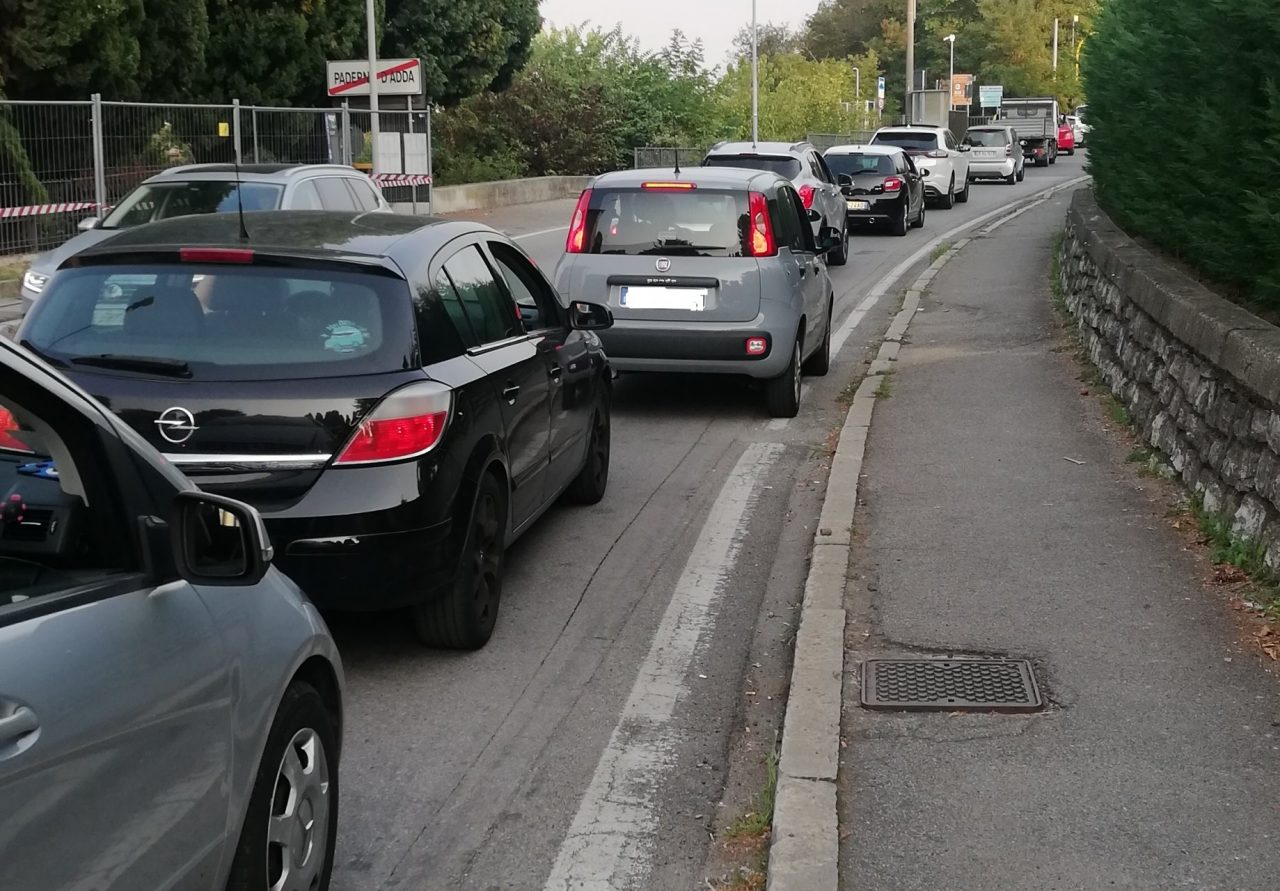 Il ponte San Michele, coi treni, va a singhiozzo: lunghe code a Paderno e Calusco