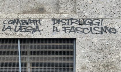 Graffiti contro la Lega sui muri degli uffici comunali, il Carroccio chiede la cancellazione