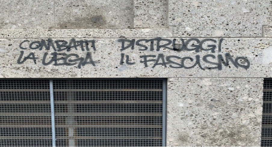 Graffiti contro la Lega sui muri degli uffici comunali, il Carroccio chiede la cancellazione