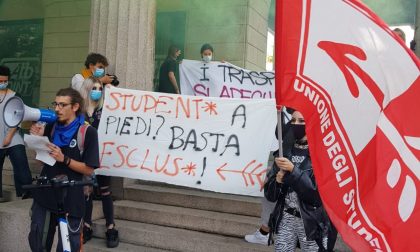 Le foto degli studenti che hanno sfilato per Bergamo per ridare «priorità alla scuola»