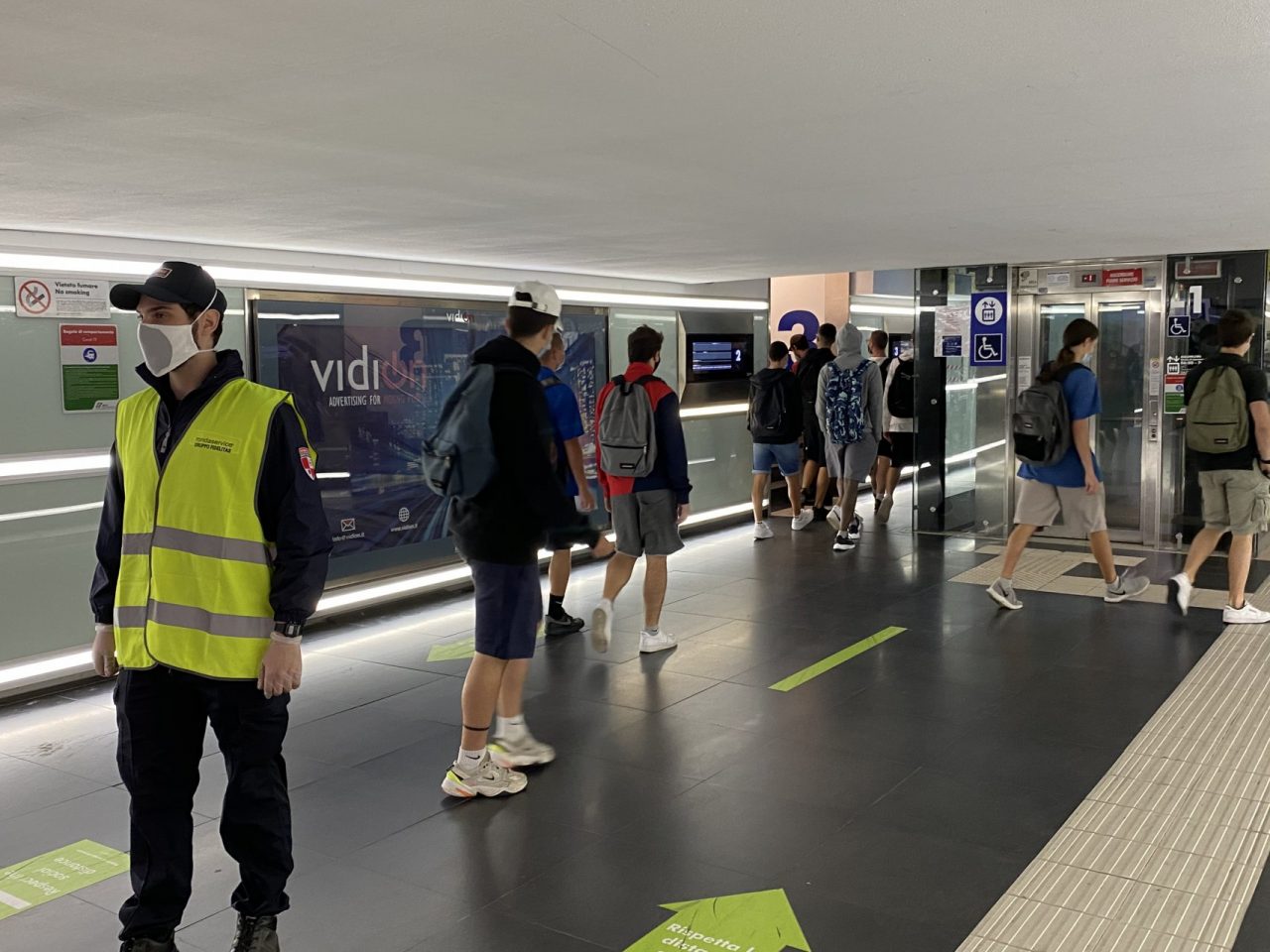 Il senso unico nel sottopasso della stazione è promosso, ha retto lo “stress test” del ritorno a scuola
