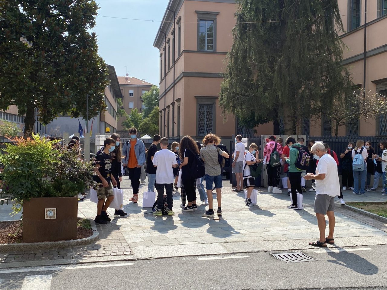 Gli studenti bergamaschi riprendono possesso dei banchi (e lo strano caso del Manzù)