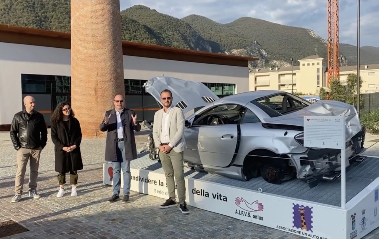Carcassa di un’auto in un incidente mortale a Sarnico. Il sindaco: «Attenti con l’alcol»