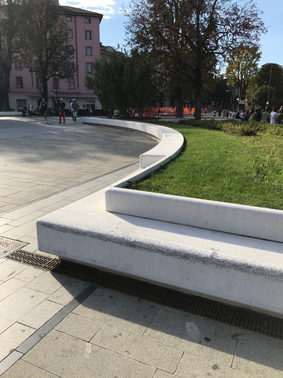 Per le aiuole della città è l’era dei muretti bianchi (bellini, ma non esageriamo)