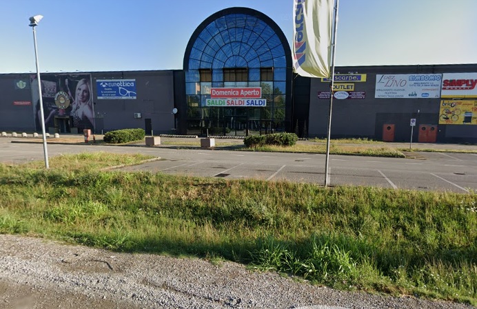 Parcheggia il cavallo al centro commerciale, ruba una Bmw e si schianta