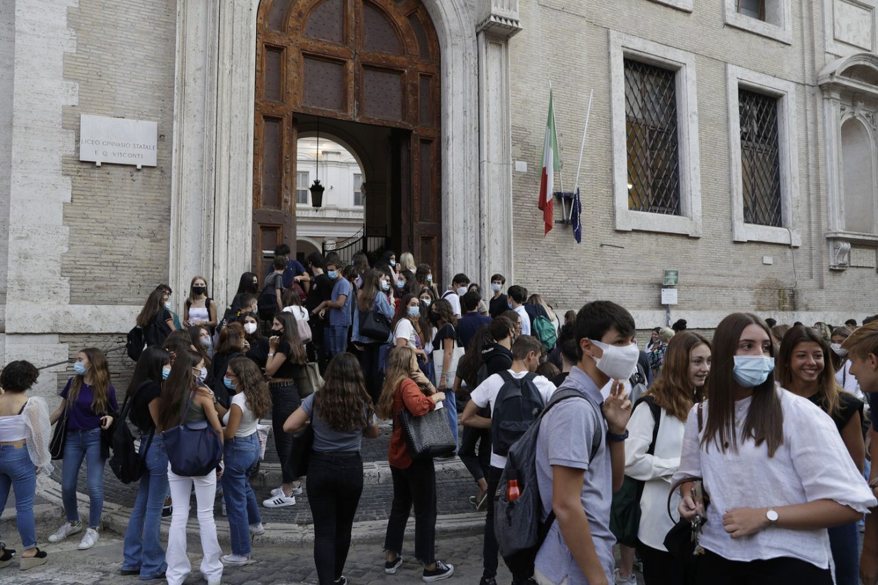 Le prime classi in quarantena tornano in aula. Un secondo caso al Lussana