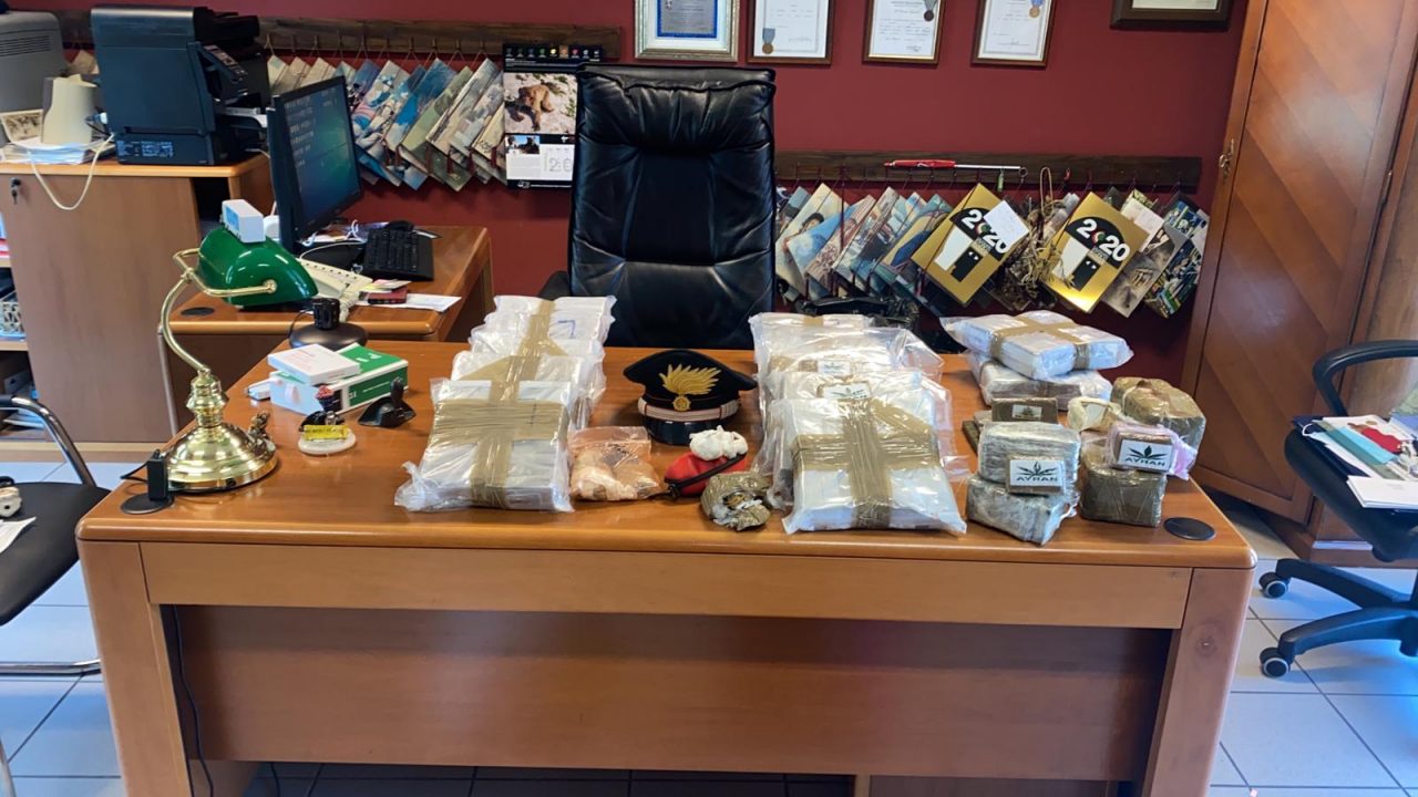 Nasconde oltre 30 chilogrammi di droga in casa: arrestato un 45enne pregiudicato