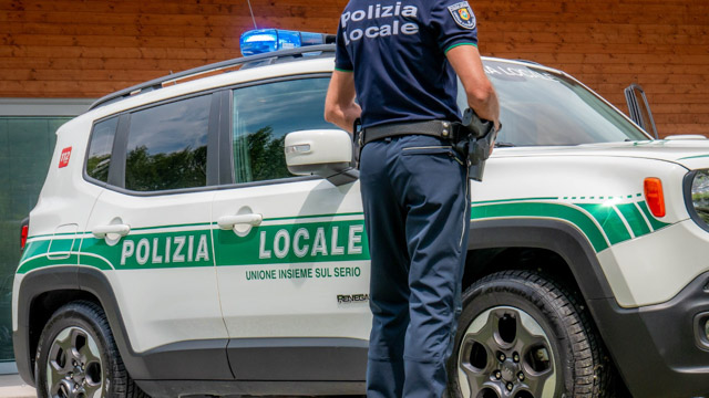 Fermato per guida in stato di ebrezza rischia di investire gli agenti: denunciato
