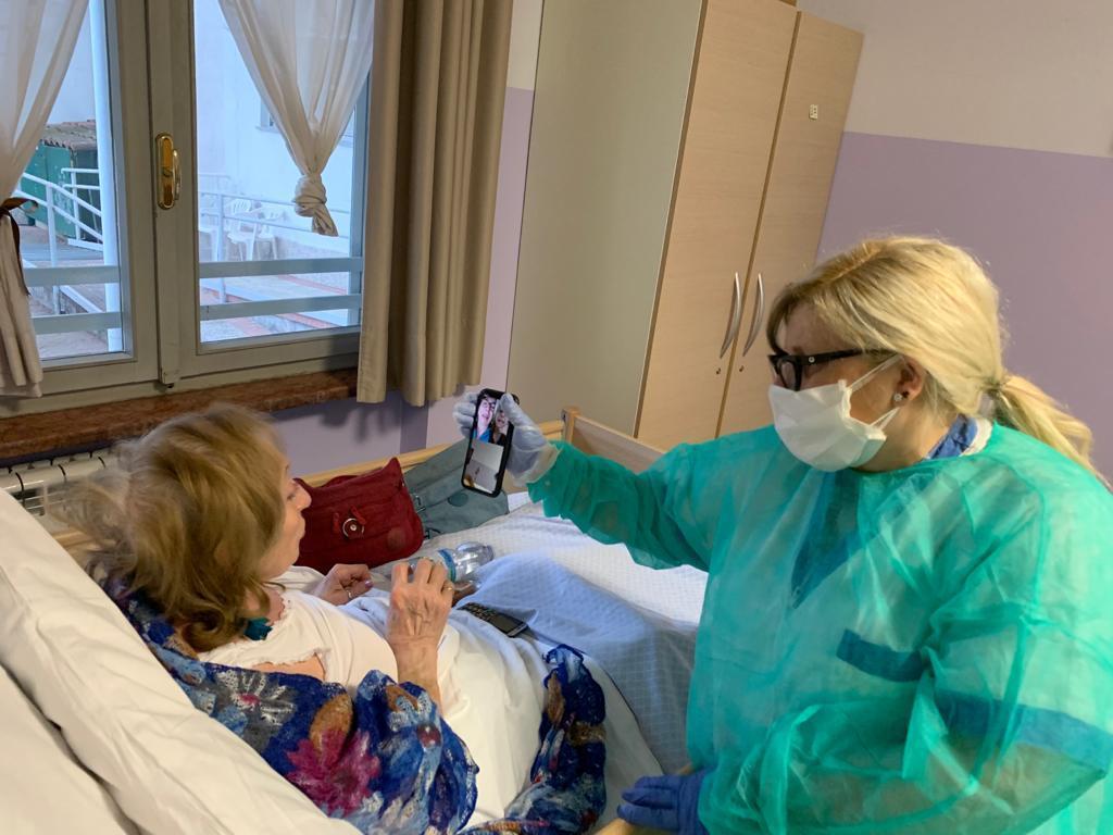 Tamponi gratuiti per i parenti in visita agli anziani ricoverati nelle Rsa lombarde