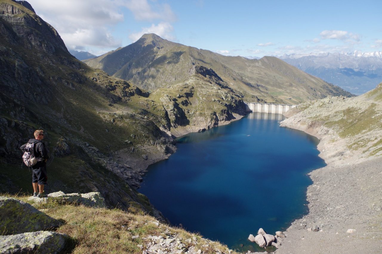 Impegnato in un’escursione, precipita al Lago del Diavolo a Carona: è grave
