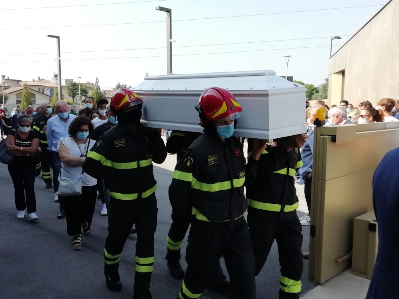 Le foto dell’addio di Cavernago al piccolo Matteo, che da grande voleva fare il pompiere