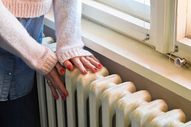 Il freddo bussa alla porta, ma finalmente è possibile accendere caloriferi e stufe