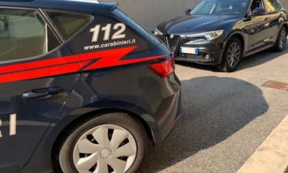 Fugge all'alt, in auto 18 mila euro e uno sfollagente: arrestato un 38enne pregiudicato