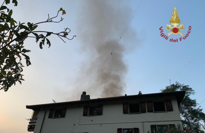 Casa in fiamme all’ora di cena: bruciati più di 150 metri quadrati di tetto