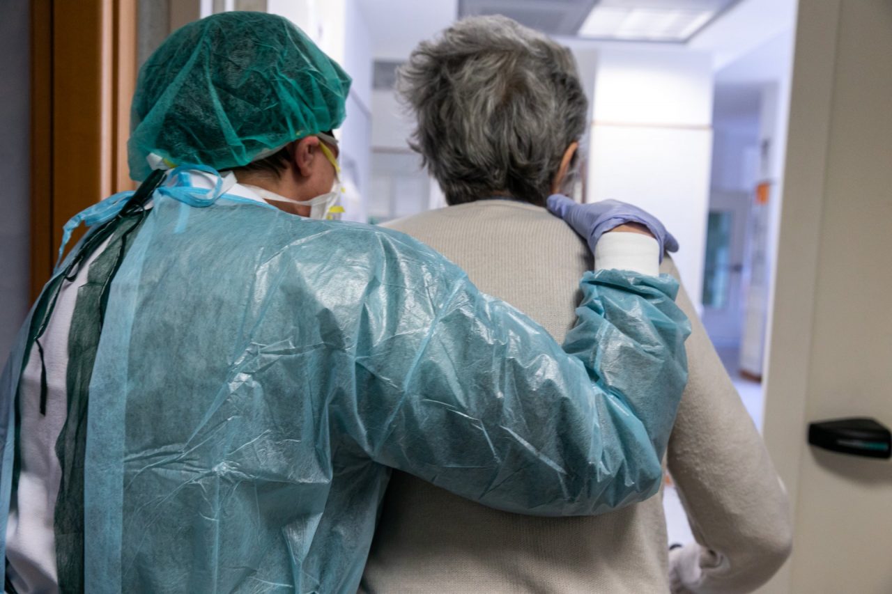 «Le nostre mamme in casa di riposo: che dolore non poterle accarezzare»