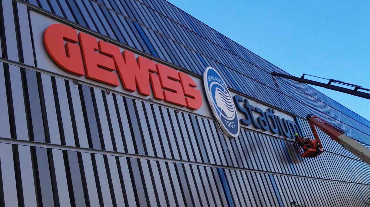 Gewiss Stadium, il fascino di una scritta e i tanti tifosi in versione “umarell”
