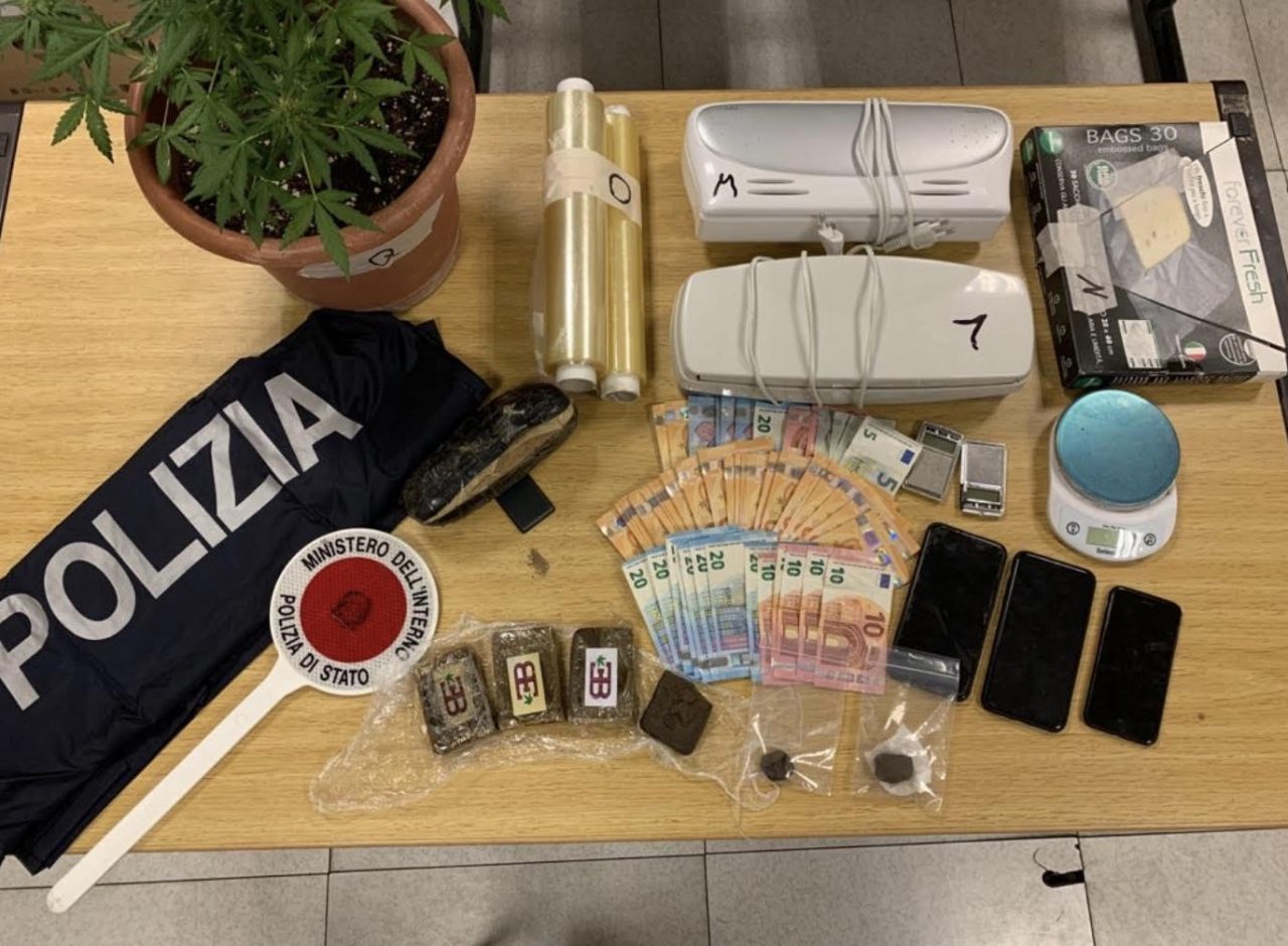 Nascondeva l’eroina sotto terra nel giardino di casa: in manette un 24enne disoccupato