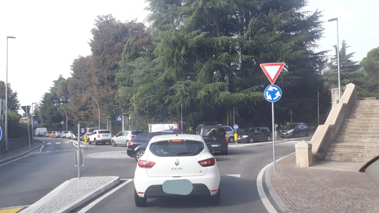 Mattinata da incubo in Val Seriana: provinciale chiusa e traffico paralizzato nei paesi