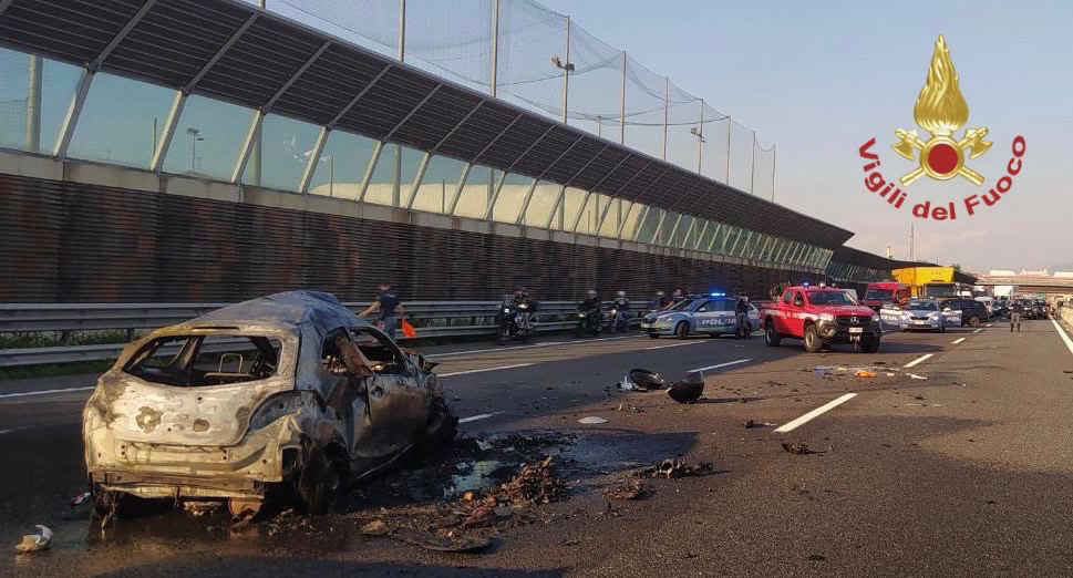 Automobile si ribalta e prende fuoco lungo la A4: lunghe code in direzione Milano