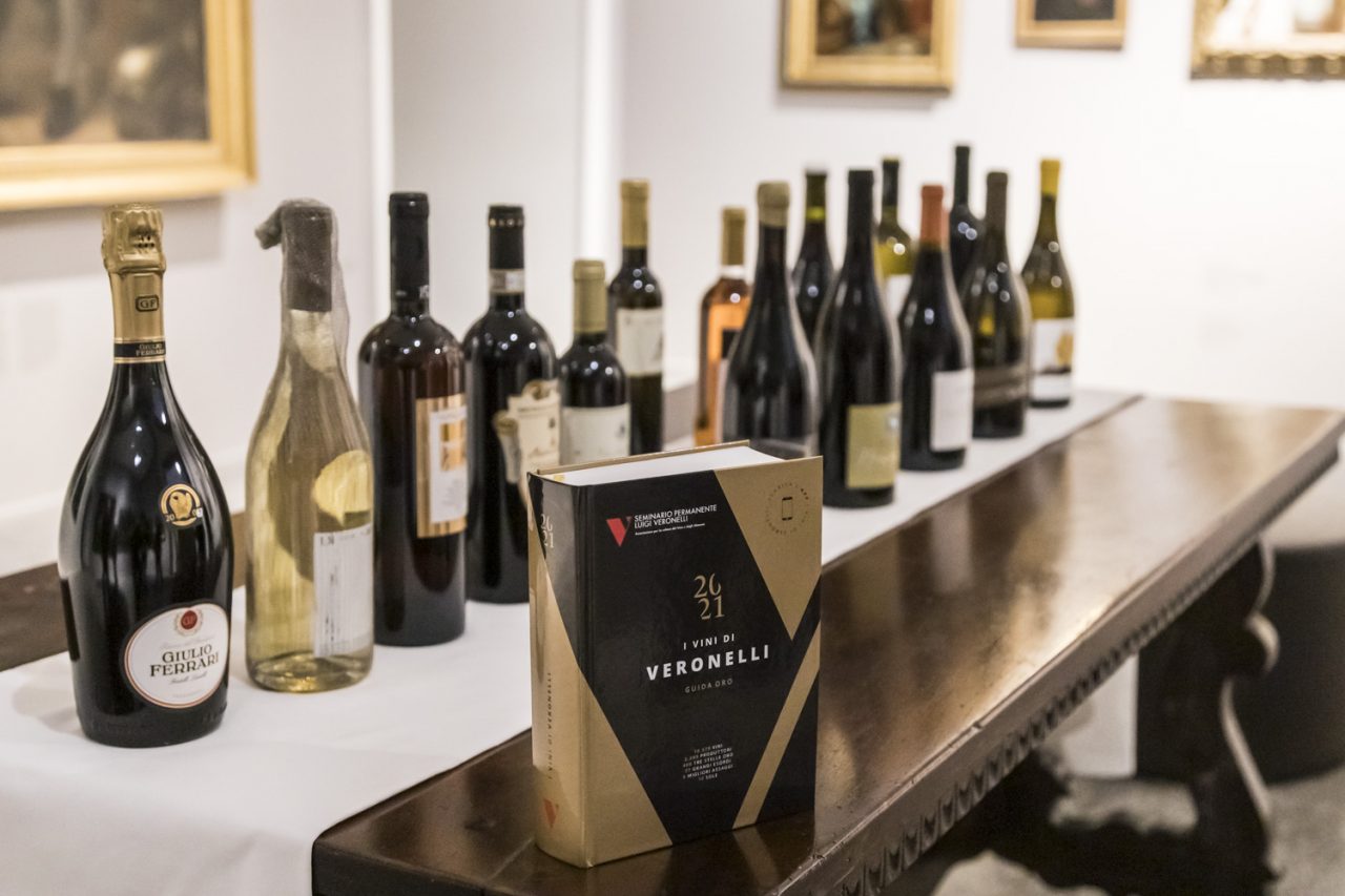 Nella sua città natale, davanti ai capolavori della Carrara, presentata la Guida Veronelli 2021