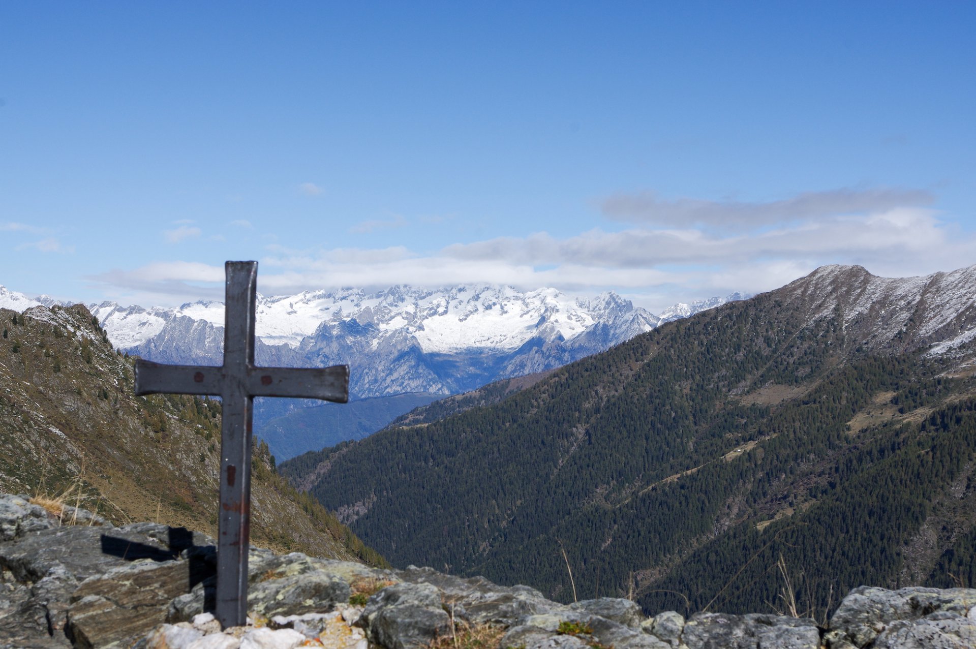 12 - Sullo sfondo le montagne Valtellinesi