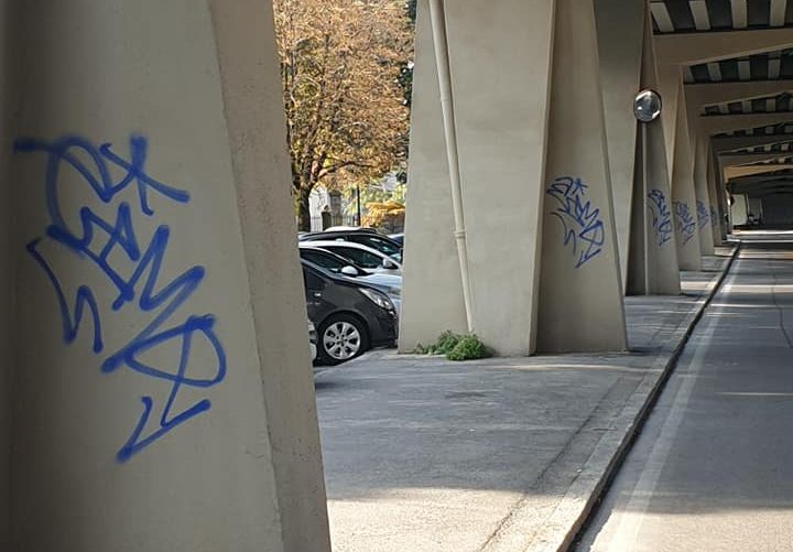 Graffiti sui piloni del viadotto rimessi a nuovo. Brembilla: «L’idiozia non ha limiti»