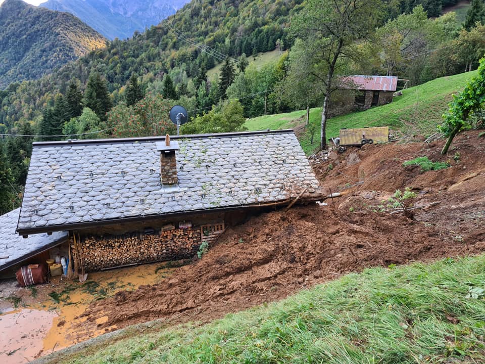 Frana a Cusio verso il Monte Avaro, residenti isolati anche a Santa Brigida e Averara