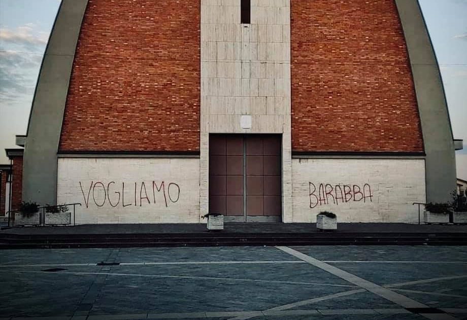Lurano, chiesa vandalizzata con citazione evangelica: «Vogliamo Barabba»